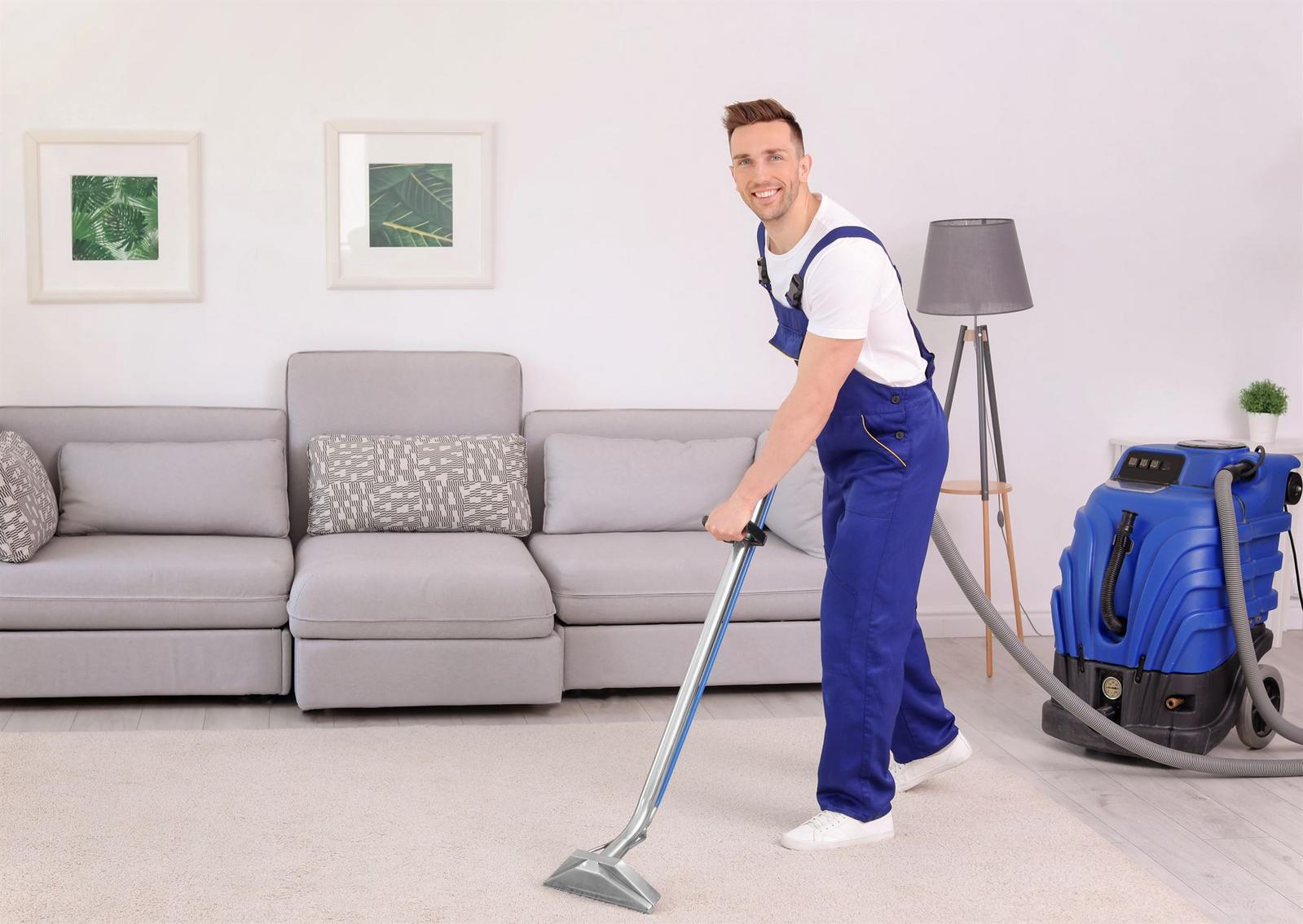 Limpieza profesional de alfombra en una sala con máquina extractora